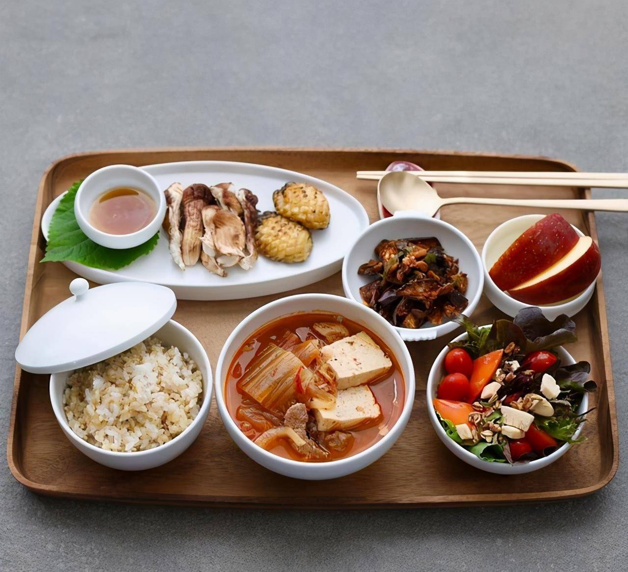 泡菜汤是一道韩国传统的美食,它的主要食材是泡菜和猪肉,口感酸辣可口