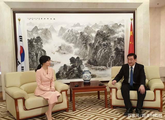 米色|氧气美女李英爱出镜，粉色西装气质端庄，50岁仍然与大长今无二致