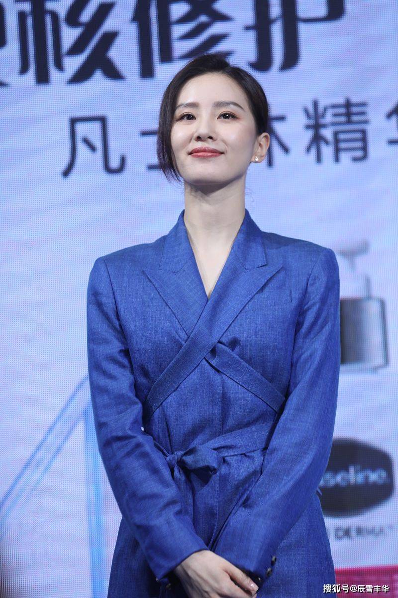 美得|刘诗诗美得真自信!西装配“百褶裙”高级又甜美,清爽色调还减龄