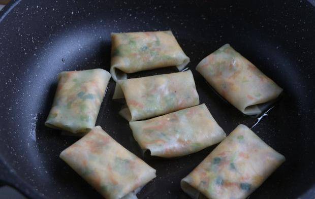 加入适量|饺子皮创意吃法，不包饺子拿去煎，金黄酥脆吃不够