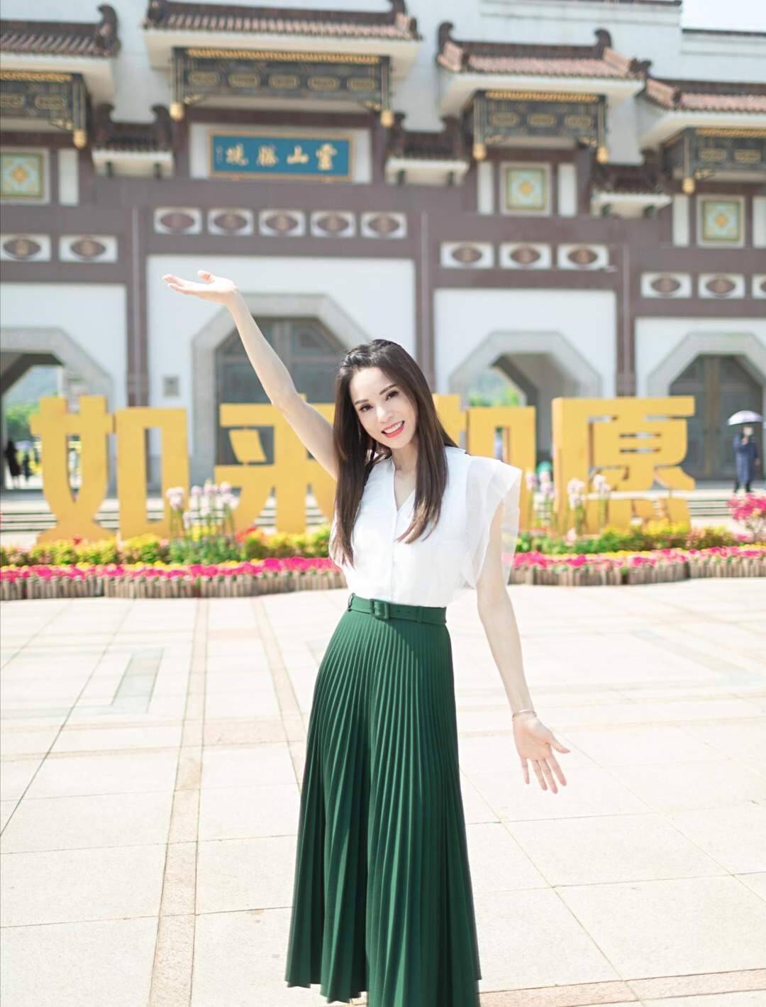 塑造形象|李若彤难得素颜亮相，穿搭时髦仍难掩一脸憔悴，55岁的模样很真实