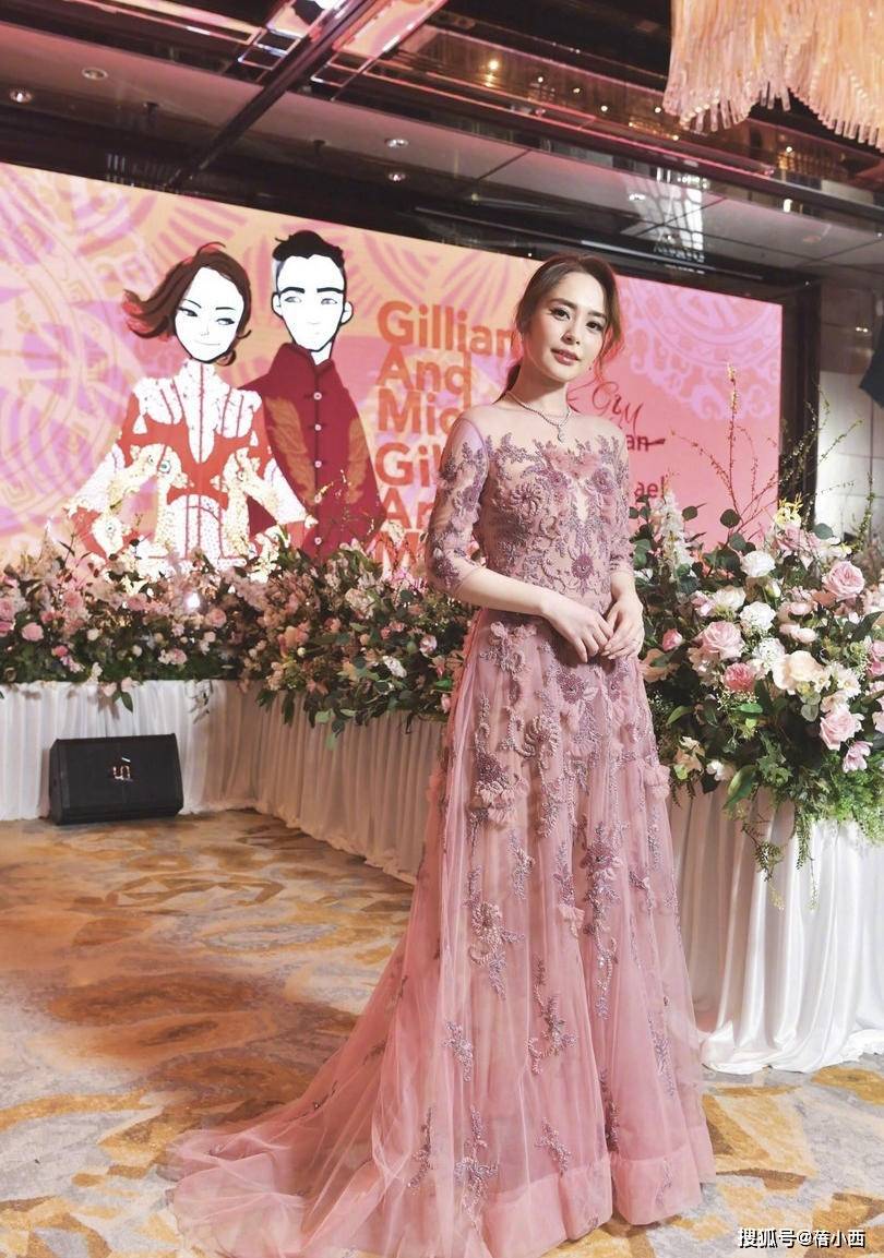 黑色|阿娇钟欣潼不在乎身材了吗？穿得松松垮垮走机场，不过还挺洋气的