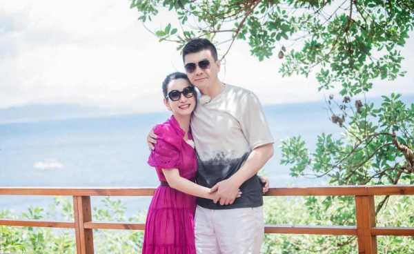老公|“影后”秦海璐真耐看，穿玫红色长裙度假，晒老公甜蜜合照真幸福
