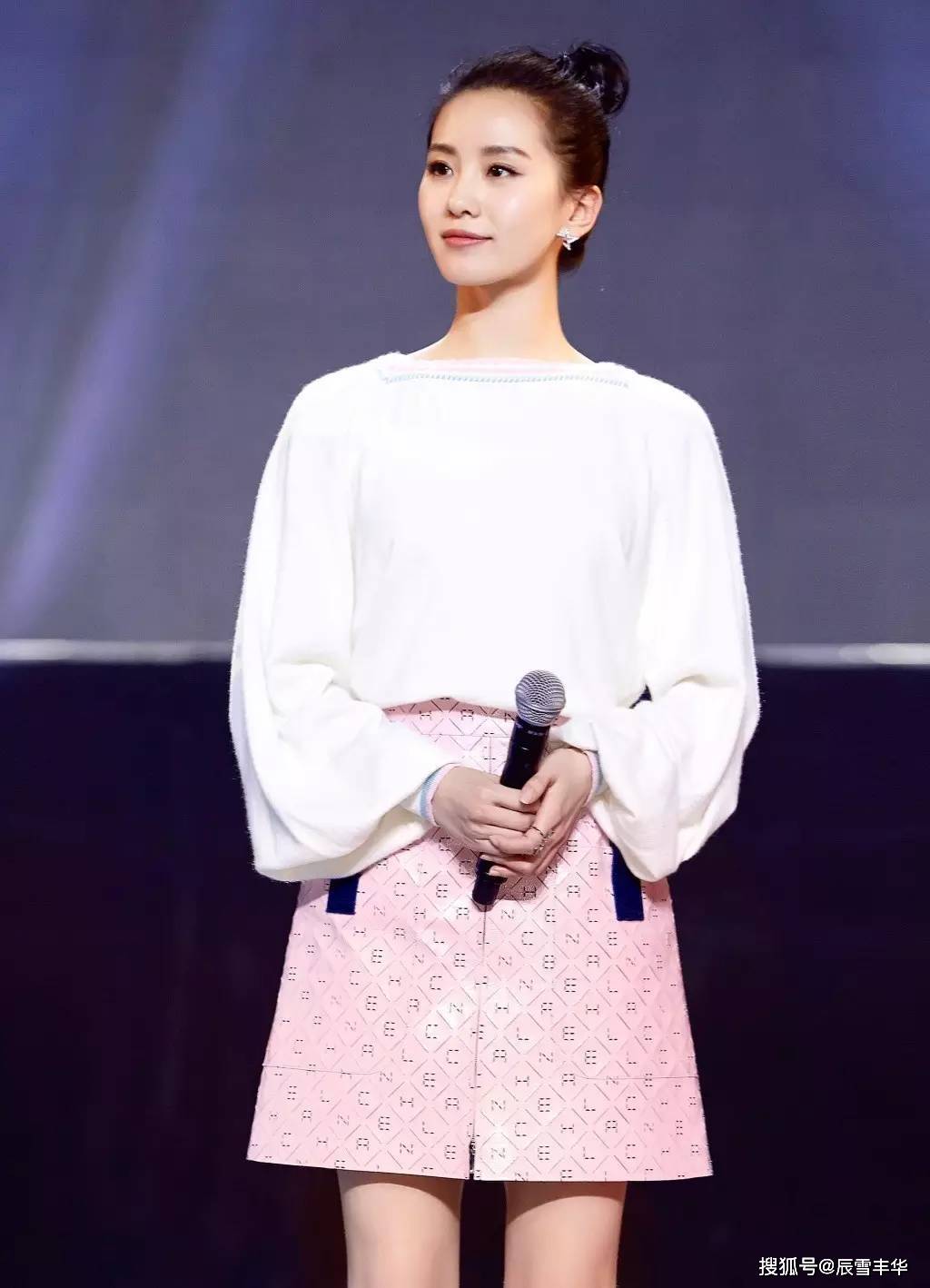 美得|刘诗诗美得真自信！西装配“百褶裙”高级又甜美，清爽色调还减龄