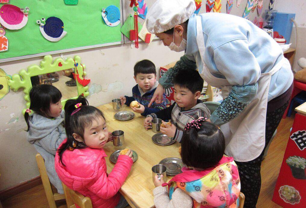 家长|家长疑惑：幼儿园伙食费一天15块，三餐加两点，孩子能吃到啥？