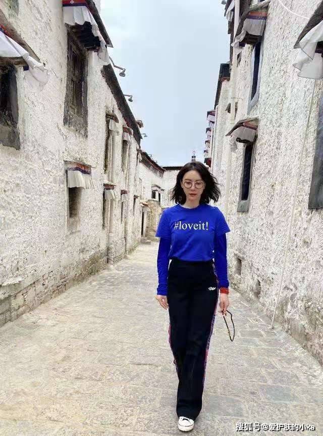 蓝色|陈数奔五了照样扮嫩！蓝色T恤叠穿居然有高级感，不愧是旗袍女神