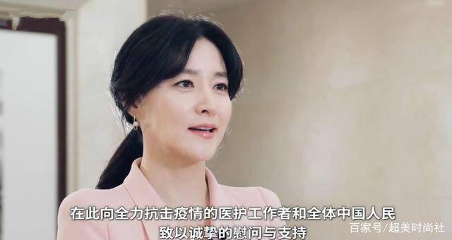 米色|氧气美女李英爱出镜，粉色西装气质端庄，50岁仍然与大长今无二致