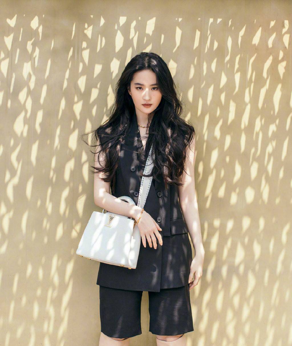 身材|刘亦菲逛街被偶遇，穿黑T恤配黑裤身材好娇小，路人偷拍美得惊艳