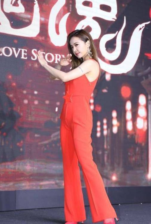 视觉|40岁蔡依林真的太辣了,红色西装尽显好身材,大长腿小蛮腰真抢镜