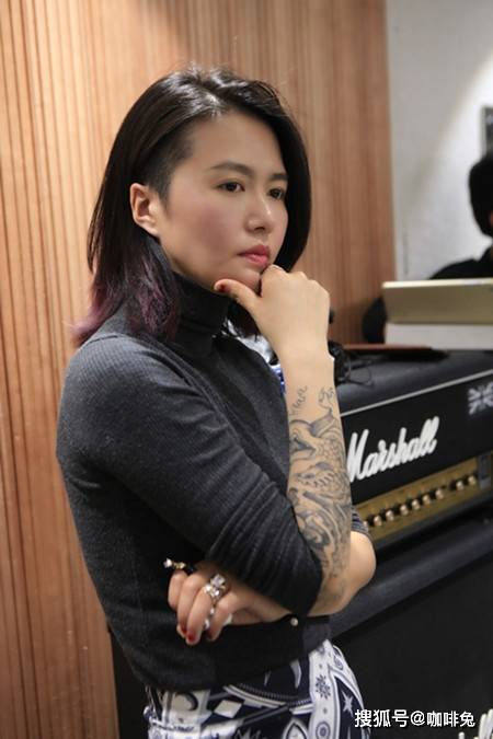黑色|大花臂超级女声谭维维的时尚穿搭，简约又帅气高个子女生学起来