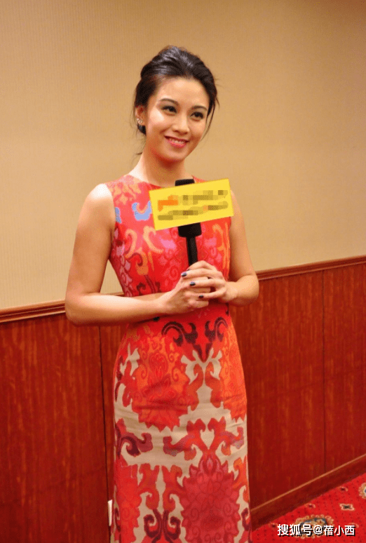 高跟鞋|廖碧儿的“3D”身材好吸睛,把吊带裙穿得“满当当”,气质惊艳