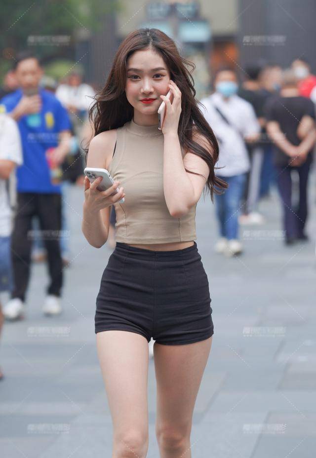 女生|简约修身的穿搭，穿出好心情，无袖针织衫配短裤，简洁美丽又大方