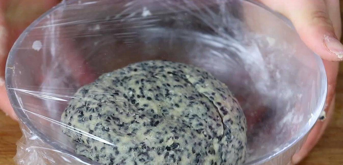 美食|大厨教你这样做黑芝麻小零食，外脆里软，香甜可口，全家都爱吃