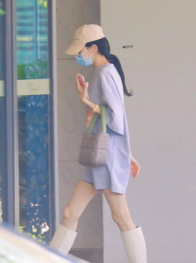 时间|女明星穿衣思路搞不懂，迪丽热巴夏天穿长靴