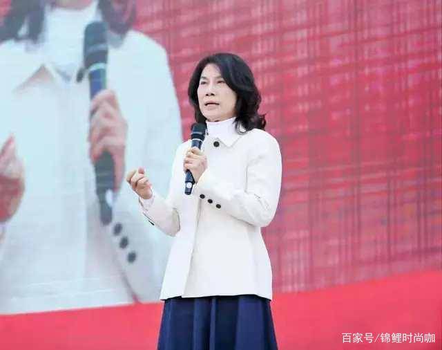 卫衣|过了50岁的女人,再懒也少穿卫衣+牛仔裤!瞧董明珠搭配,真贵气