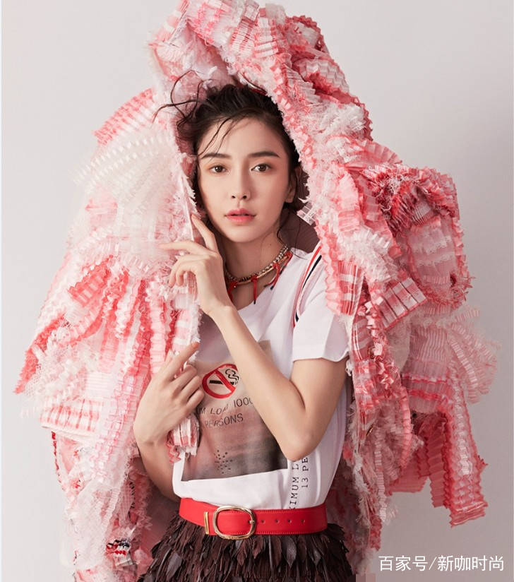 新造型|Baby真厉害啊，“俏皮西装裙”都可以驾驭，酷帅又甜美