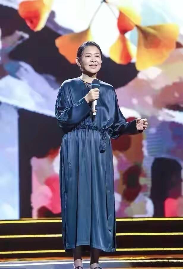效果|倪萍踏实服老,穿灰色亚麻“奶奶裙”走机场,不扮嫩气质更高级