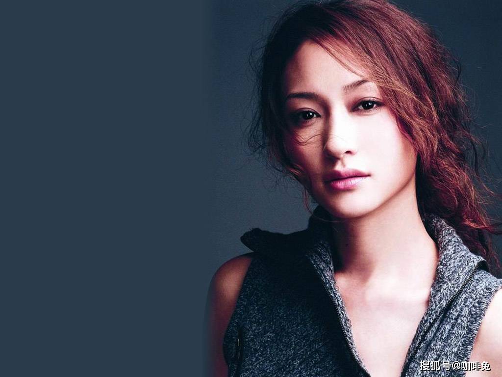 元素|70后女演员李小冉的高级搭配，撞色最拿手，纯色很仙气，魅力十足