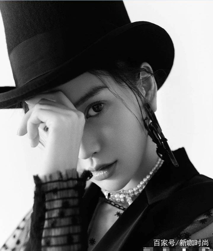 新造型|Baby真厉害啊，“俏皮西装裙”都可以驾驭，酷帅又甜美