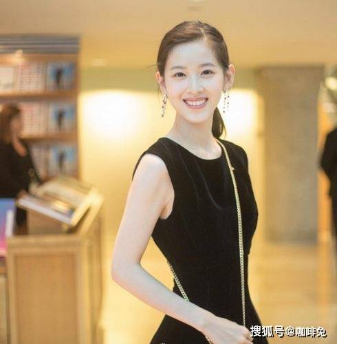 经典|奶茶妹妹的高级穿搭，明明可以靠脸偏偏要靠实力，智商比颜值更高