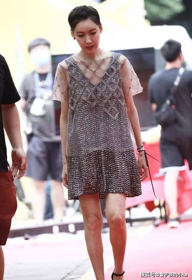 网格|高露凹造型很抢眼，穿摇滚裙配上网格上衣，38岁生图比例惊艳到了