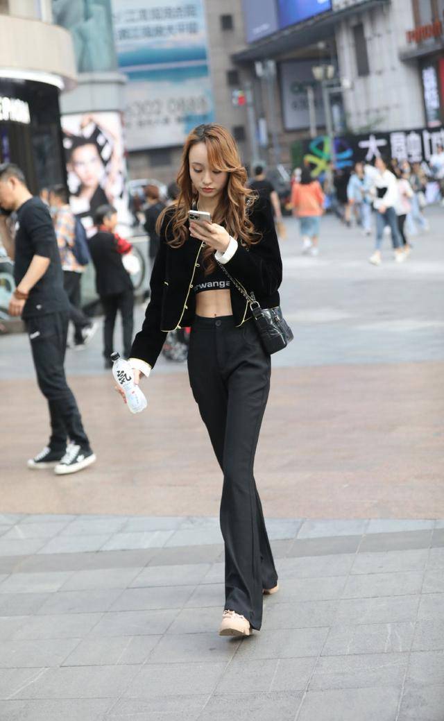 衣服|色彩鲜艳的衣服,并不意味着好看,黑色的打扮有时候也很酷