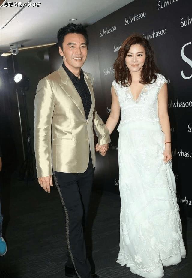 黑色|钟镇涛小娇妻范姜真洋气，一袭白色连衣裙优雅温柔，气质惊艳