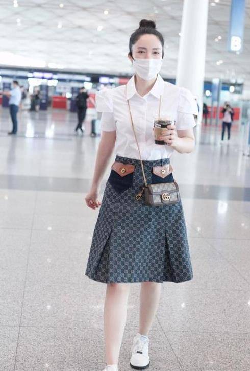 面料|董璇真是挺会扮嫩的，白衬衫＋半身裙太减龄，衣服选对太加分