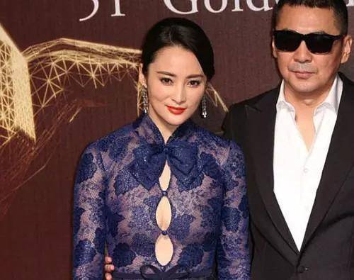 景甜|许晴和蒋勤勤撞衫：一个像贵妇一个像迎宾小姐，网友：仪态差太多