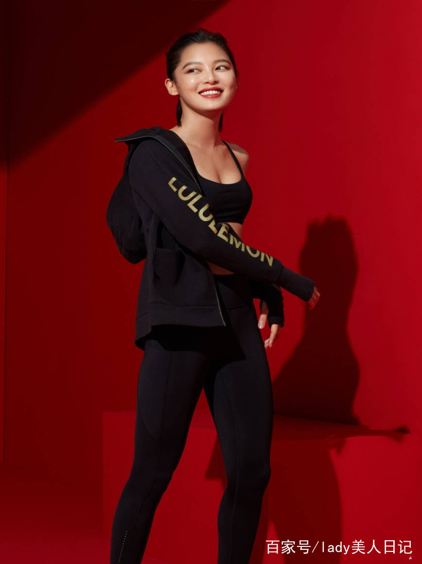 内衣|辛芷蕾最近穿衣有点疯狂！小西装搭配透明内衣好看炸了，不得不爱