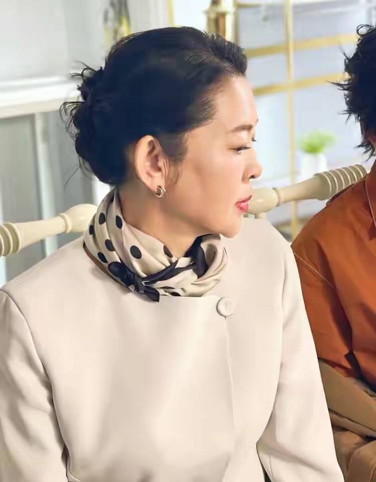效果|倪萍踏实服老,穿灰色亚麻“奶奶裙”走机场,不扮嫩气质更高级