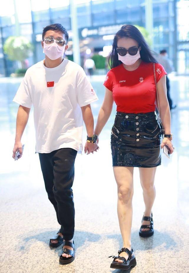 绷带|冉莹颖的穿搭好特别，腰部被“绷带”缠着挺时髦，不过有点显赘肉