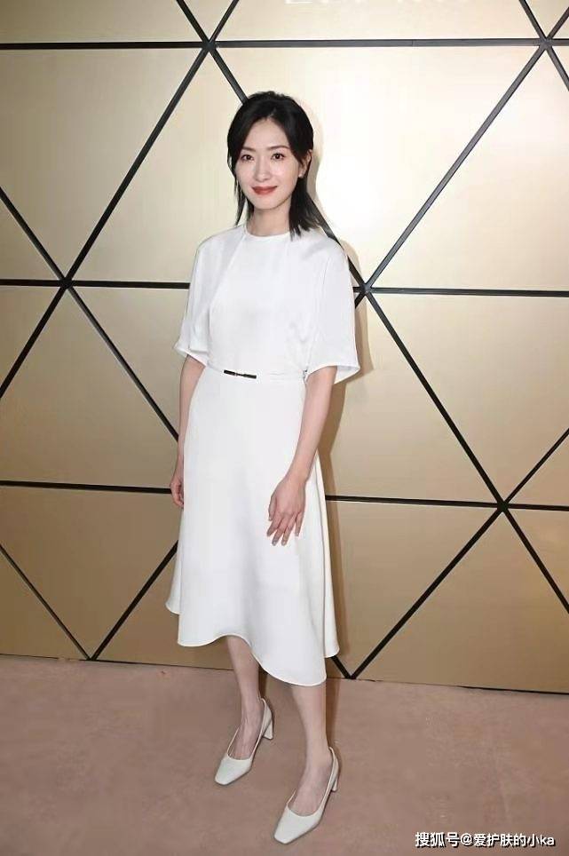 元素|万茜衣品从未让人失望，看似简单的小白裙，却满是心机，潮感够足