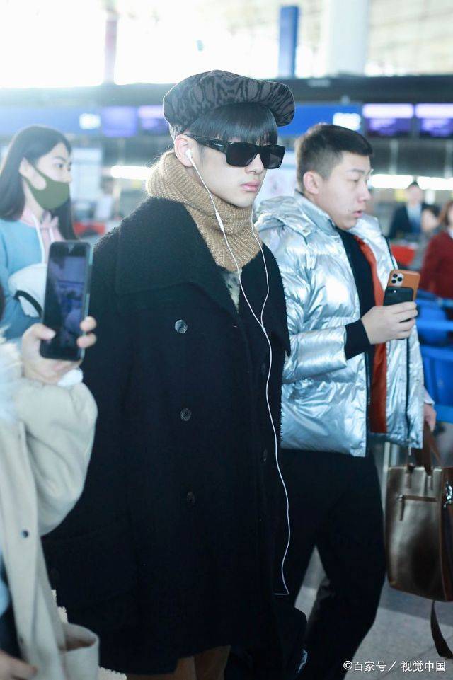 周震|周震南再也不穿妈妈的衣服了,“英伦风”造型,很男人