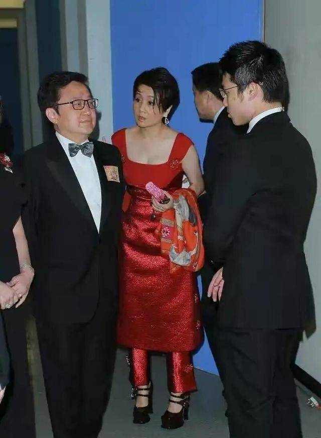 魅力|“四姨太”梁安琪，身穿大红色裙装却一点不俗，看着华丽高贵