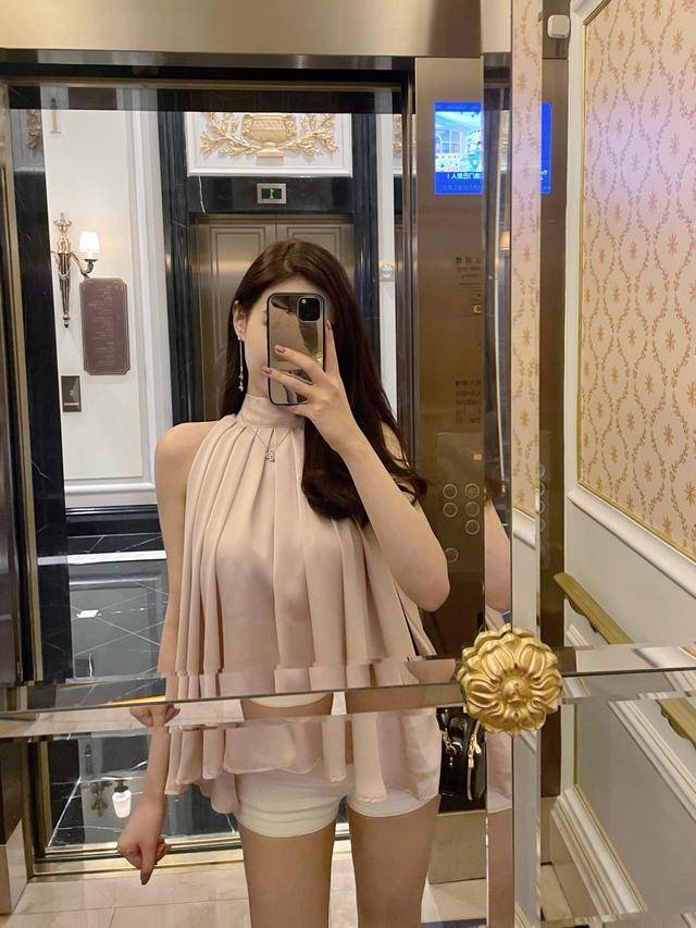 人间|美女穿上人间水蜜桃粉色甜美法式露肩上衣,成为了温柔小姐姐。