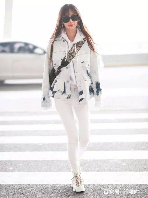 流量|baby流量担当不是吹的！一袭潮装亮相机场，鲜花与掌声都有了