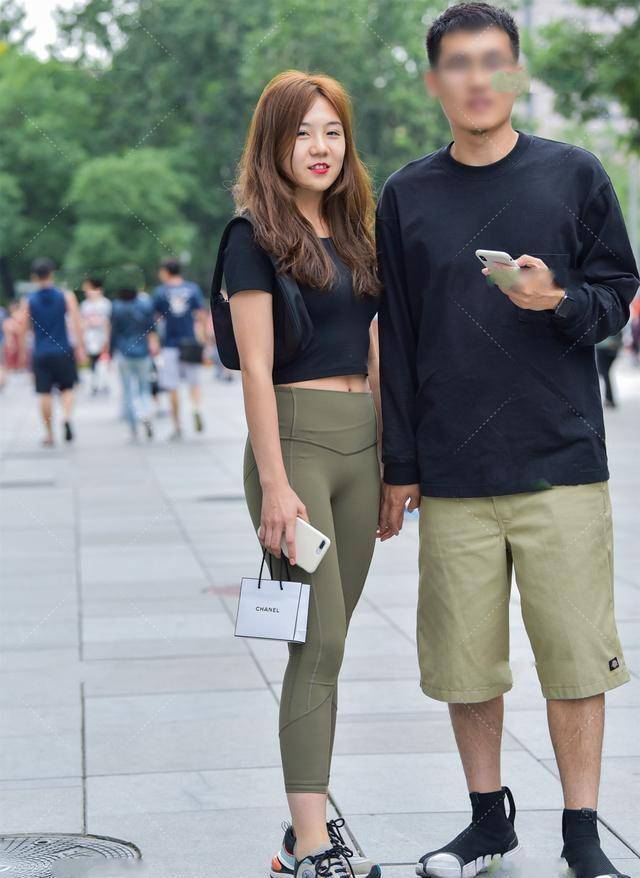 颜色|黑色修身短袖搭配军绿色打底裤，百搭休闲，旅游必备穿搭