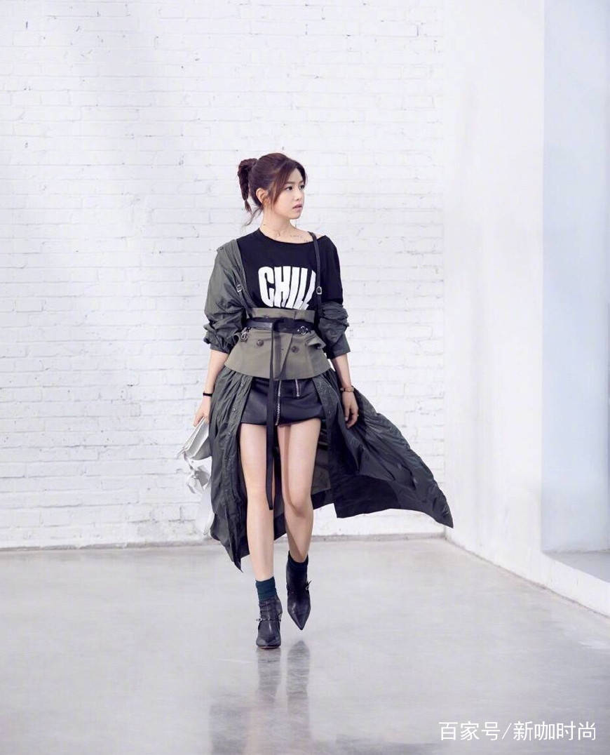 设计|83年陈妍希穿V领白裙，小露香肩，网友：仙气堪比刘亦菲