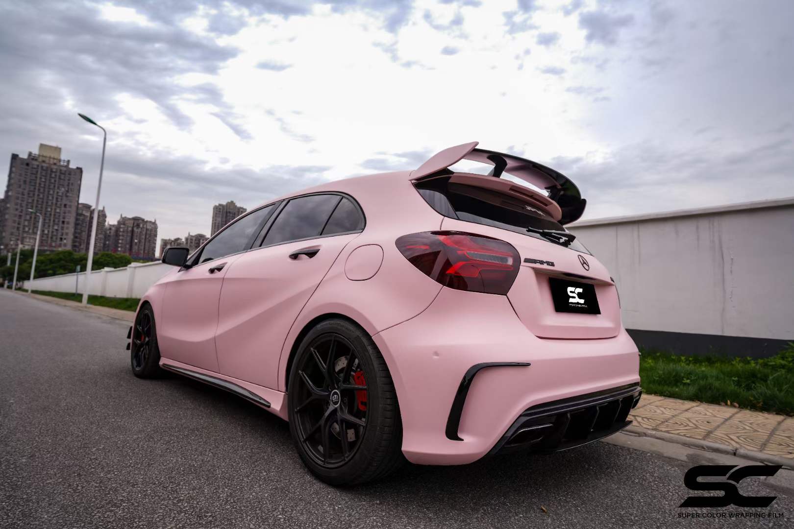 奔驰a45汽车贴膜scfilm改色膜消光樱花粉