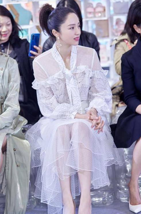 面料|董璇真是挺会扮嫩的，白衬衫＋半身裙太减龄，衣服选对太加分