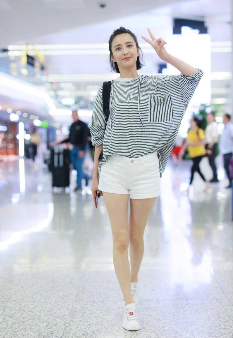 佟丽娅|佟丽娅不穿礼服,造型也很好看!这些休闲搭配像少女,时髦接地气
