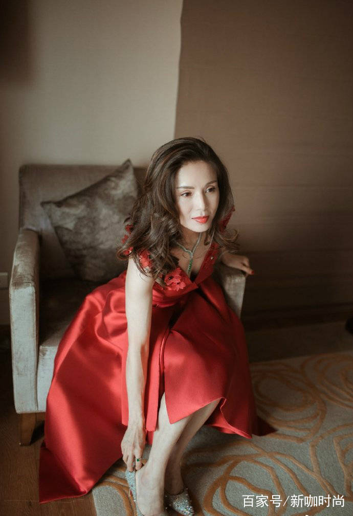 女神|“小龙女”美回来了！一袭深V红裙美艳动人，波浪卷发真有女人味