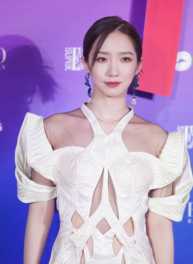 黑色|孟美岐造型难懂，白色连体裤上豁口又挖洞，“一撮”刘海遮不住啥