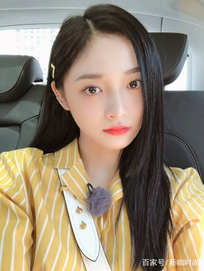 校服|周洁琼否认与王思聪同游后亮相机场，时尚校服配牛仔，被赞衣品好