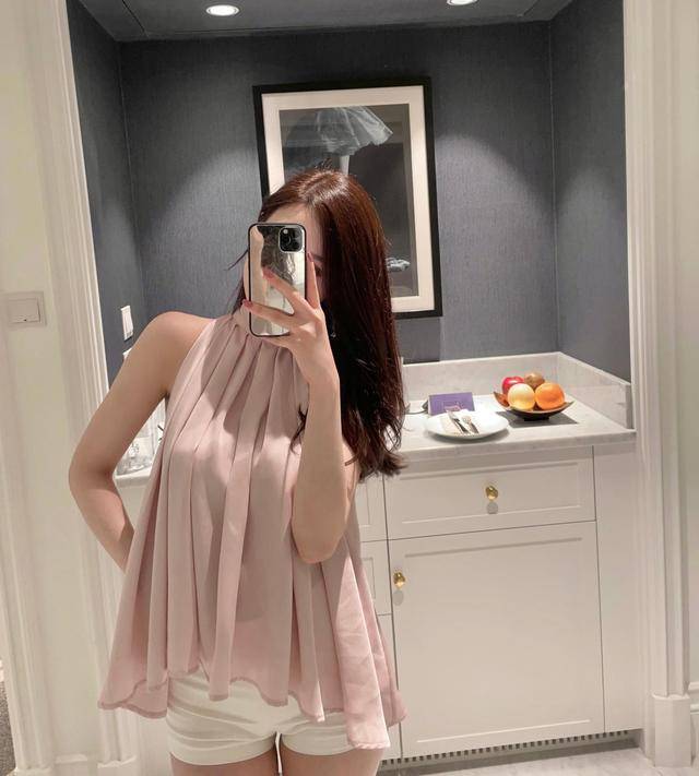 人间|美女穿上人间水蜜桃粉色甜美法式露肩上衣,成为了温柔小姐姐。