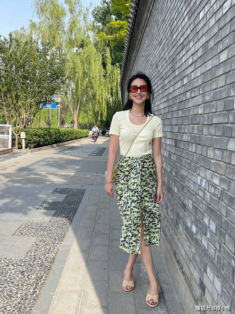 整体|杨采钰真是名副其实的阔太太，长得美又会穿，穿马甲配半身裙好美