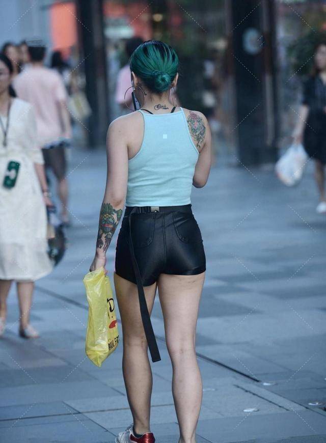 酷酷|三里屯的姑娘，穿搭简约，酷酷的穿搭也很好看