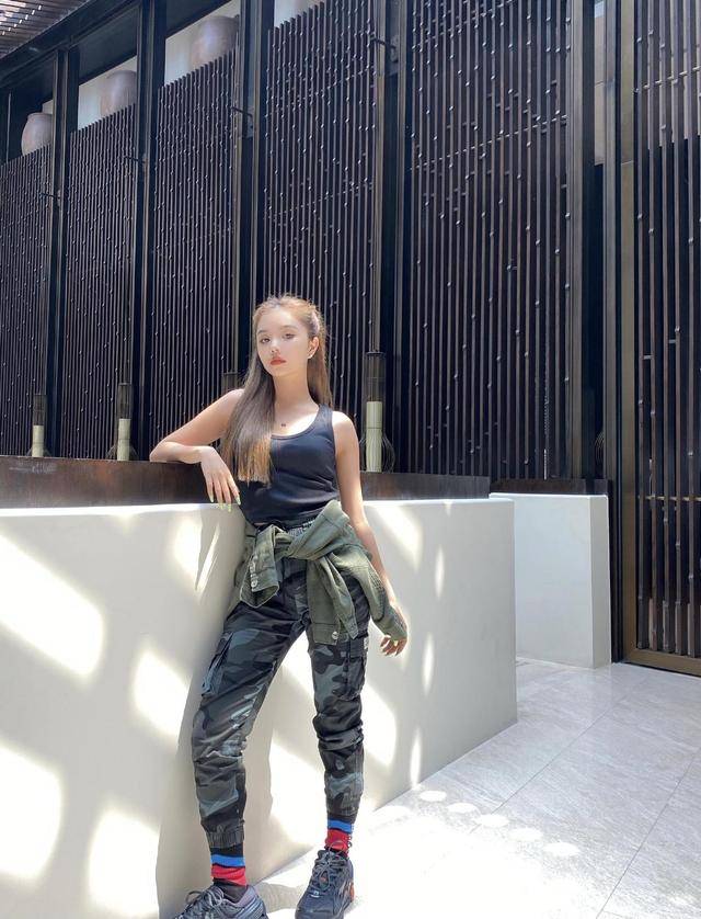 原创安崎不走寻常路穿黑色抹胸裙性感却不俗气美得高调又有辨识度