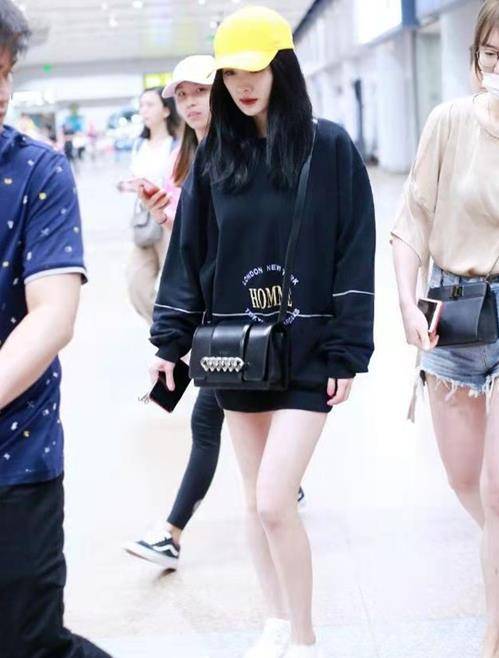显得|杨幂真会扮少女,穿卫衣扮“下衣失踪”,大长腿让人挪不开眼